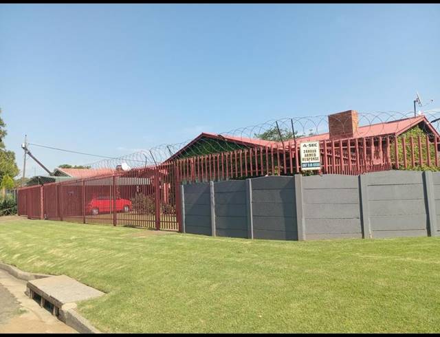 3 BEDROOM HOUSE FOR SALE IN VANDERBIJLPARK CW 4